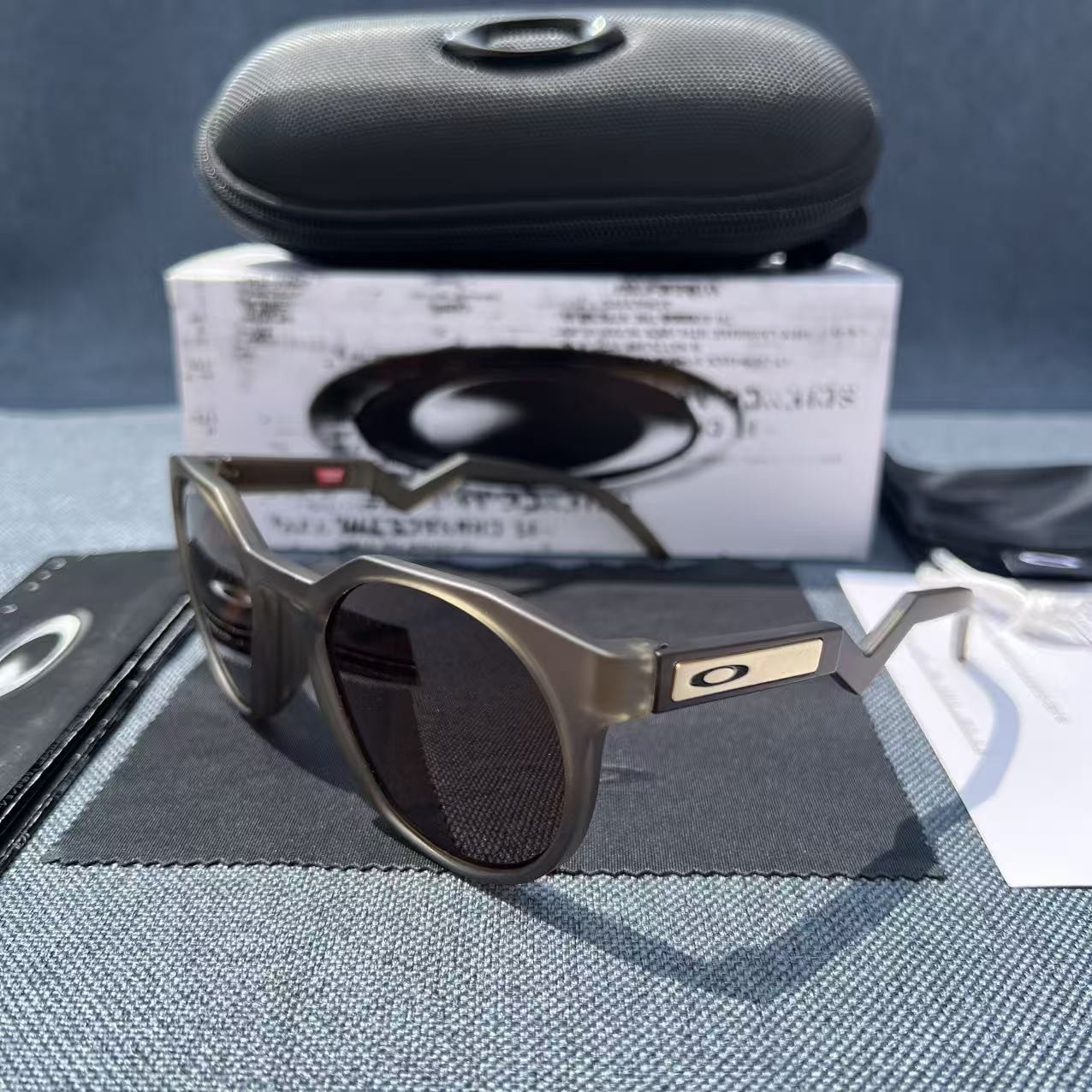 Oakley OO 9464 Hstn Matte Brown Prizm Brown Unisex Womens Mens Sunglasses