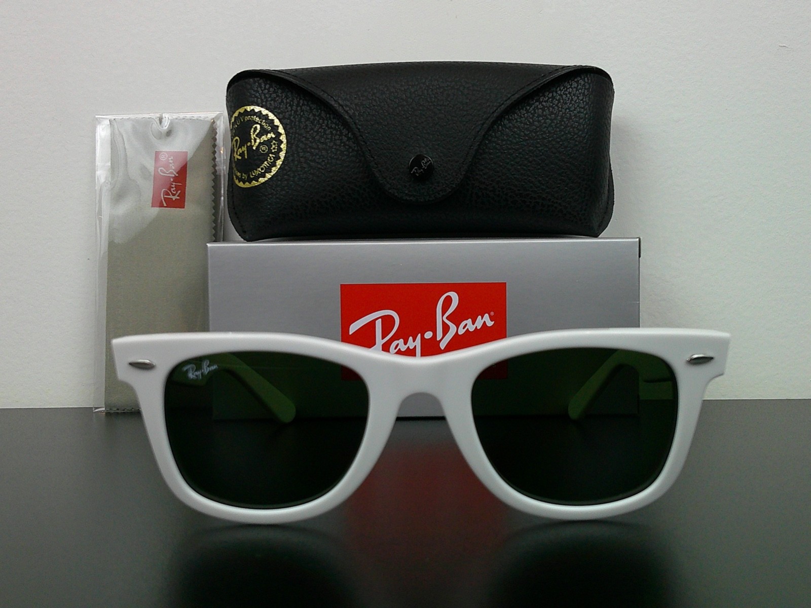 Ray-Ban RB2140 Original Wayfarer Classic Sunglasses White G-15 50mm Never Worn