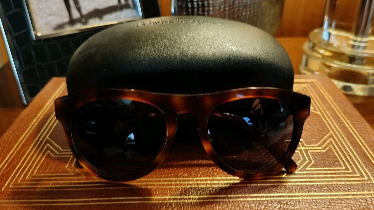 Salvatore Ferragamo’s Tortoise Round Sunglasses SF828S 54-21-145 Made in Italy