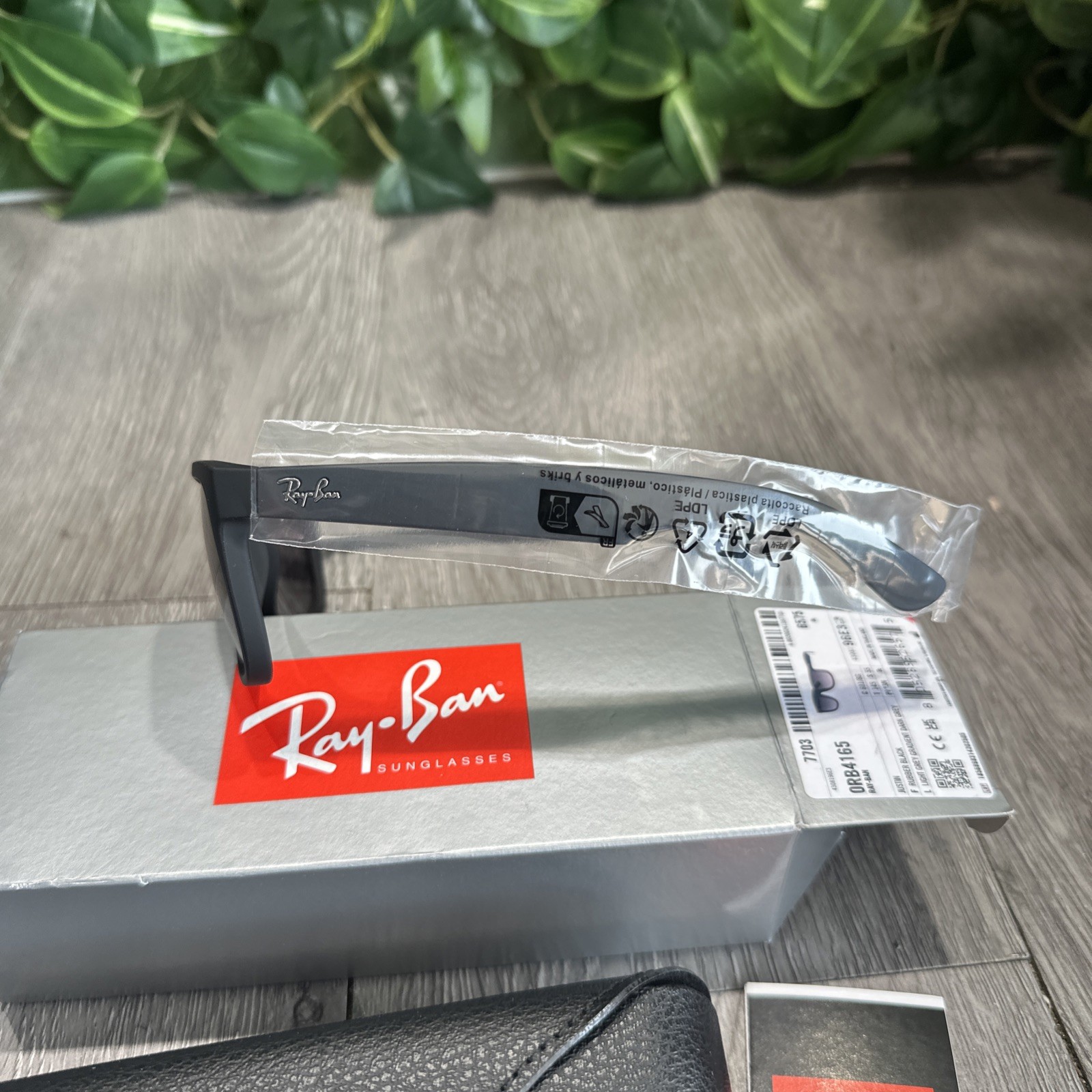 Ray-Ban Justin Matte Black Frame Light Grey Gradient Dark Grey RB4165 601/ 8g 54