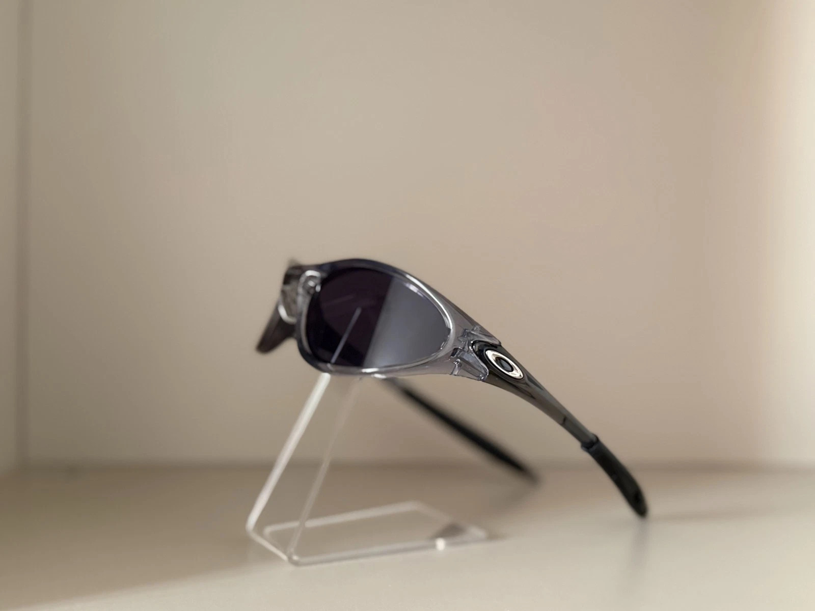 Oakley Minute 1.0 Gen1 Sunglasses – Transparent Gray Frame, Perfect Fit
