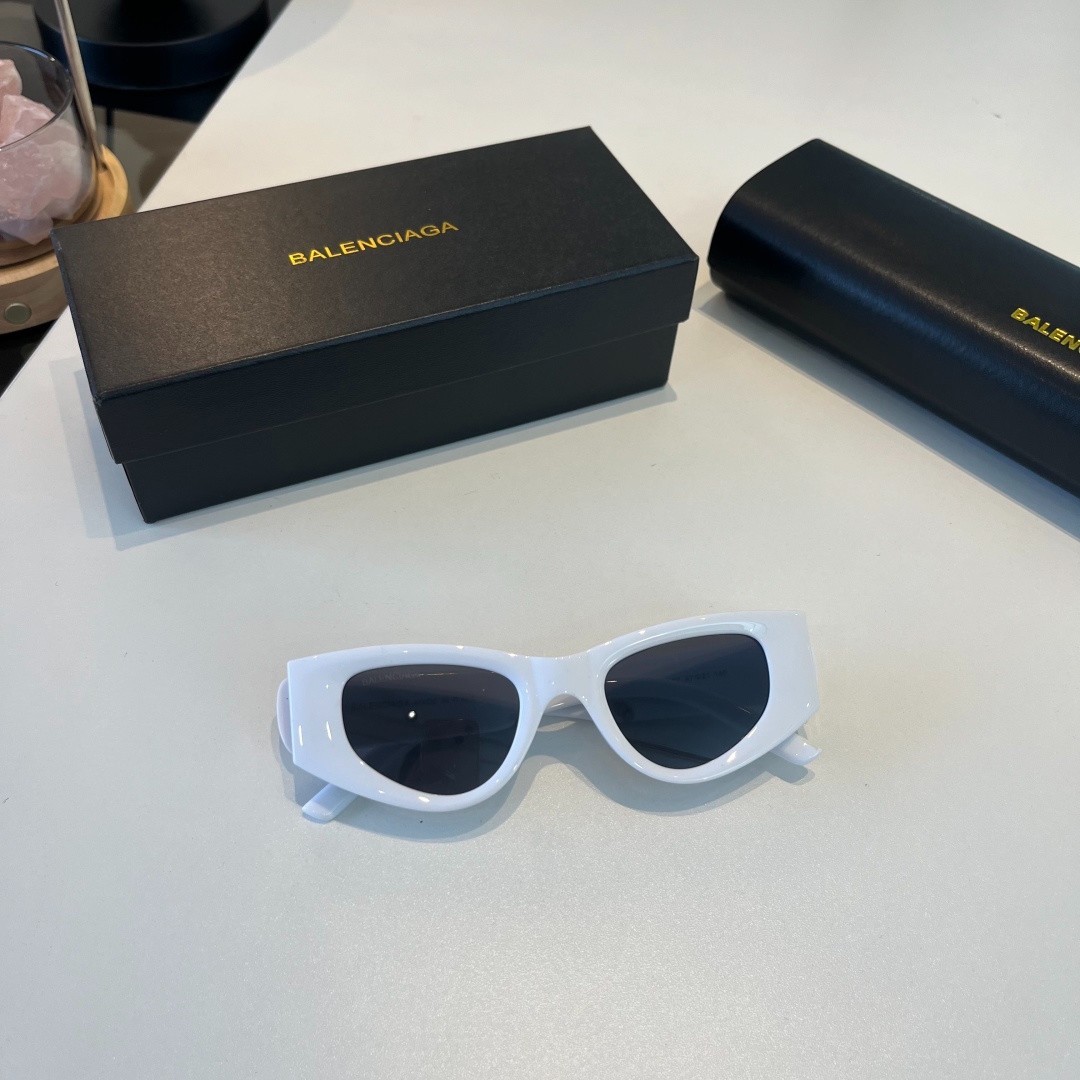 BALENCIAGA Cat Eye Sunglasses White Frame Grey Lens Model:BB2307 47□21-146