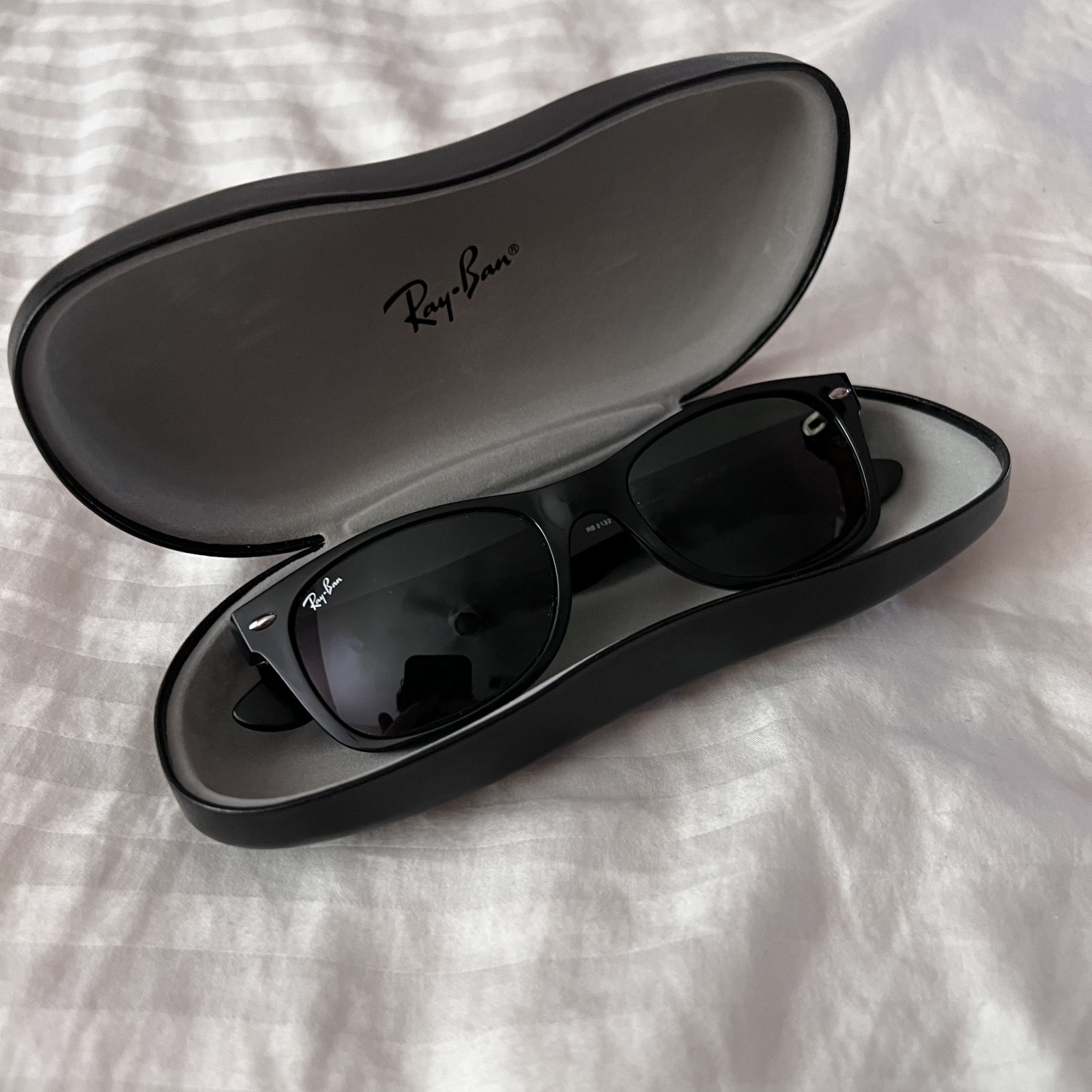 Ray-Ban RB2132 Men’s New Wayfarer Sunglasses (Case Included) [Pre-Owned – Good]