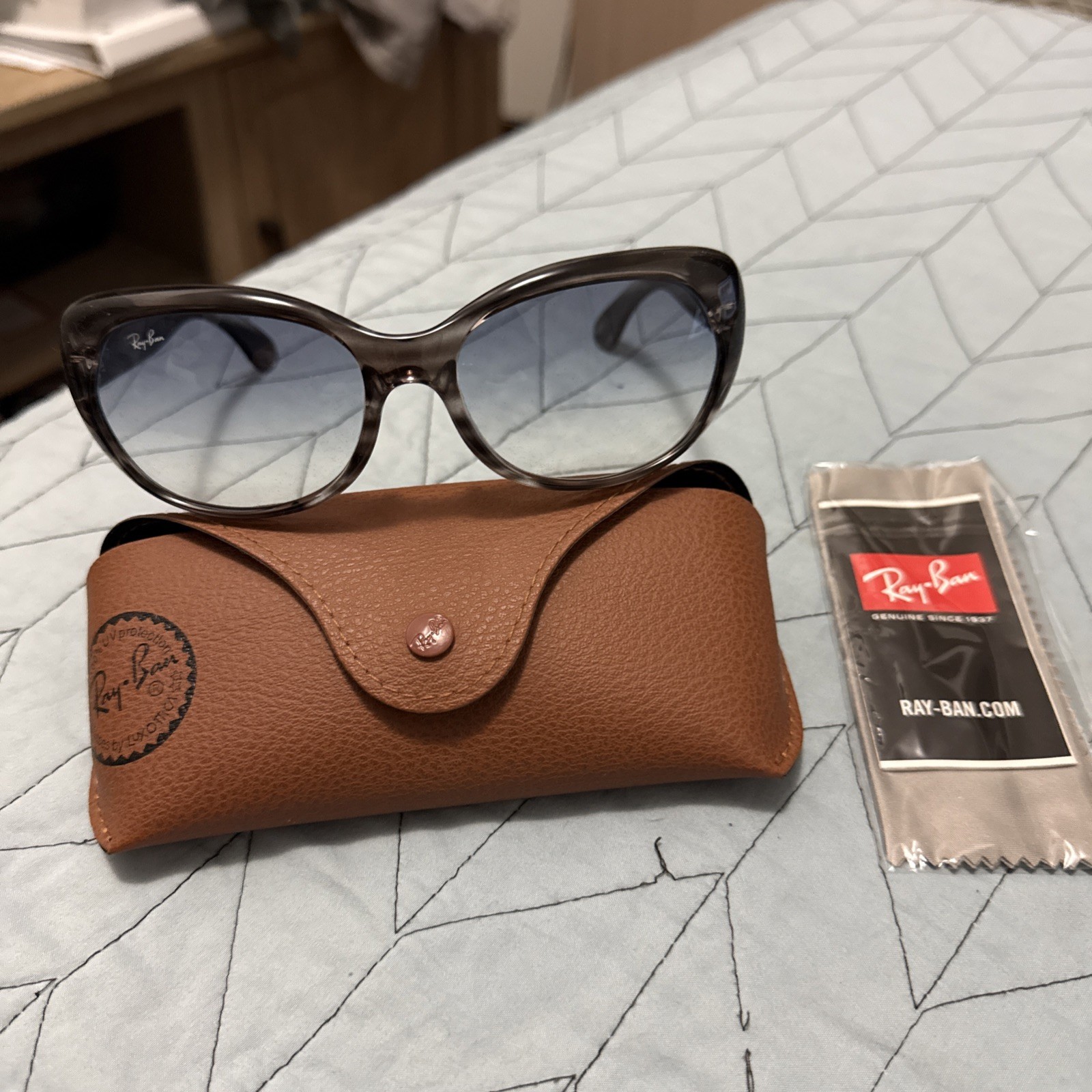 Ray-Ban RB4125 Cats 5000 Classic Sunglasses Gray Gradient Polarized