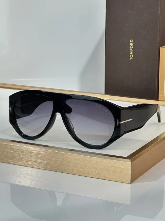 Tom Ford Bronson TF1044 sunglasses Black frame Gray gradient lenses