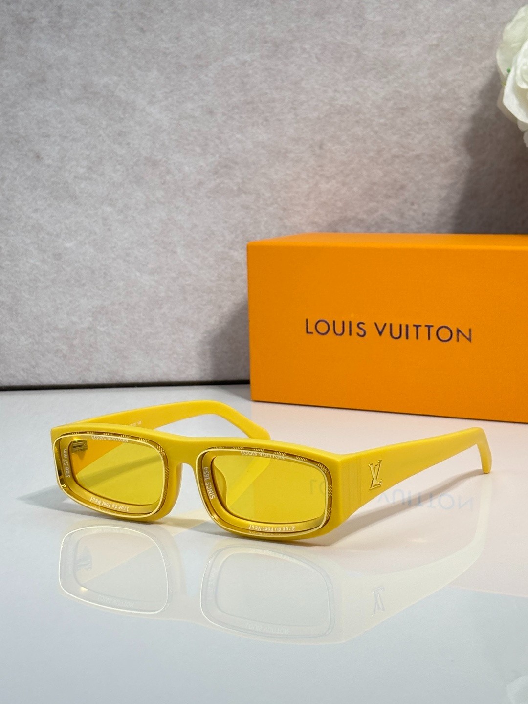Louis Vuitton LV Luxury Sunglasses MODEL:Z2388E SIZE：54-22-145