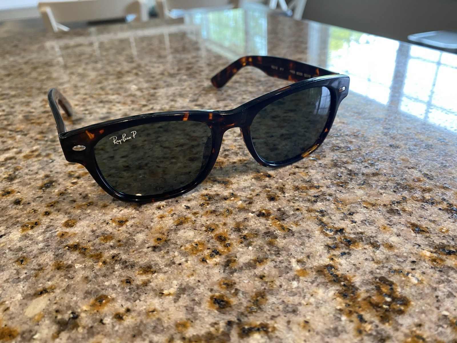 Ray-Ban New Wayfarer Classic Unisex Sunglasses – Tortoise/Green Classic CRACKED