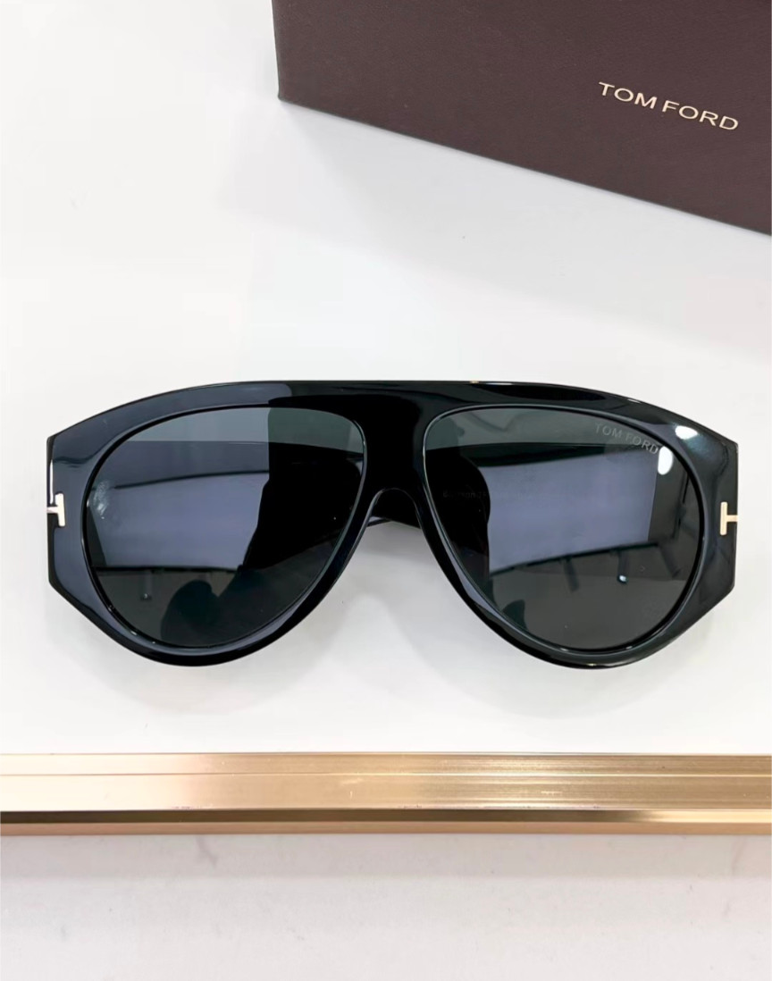 Tom Ford Bronson Sunglass TF1044 Black lens 60-12-140mm New