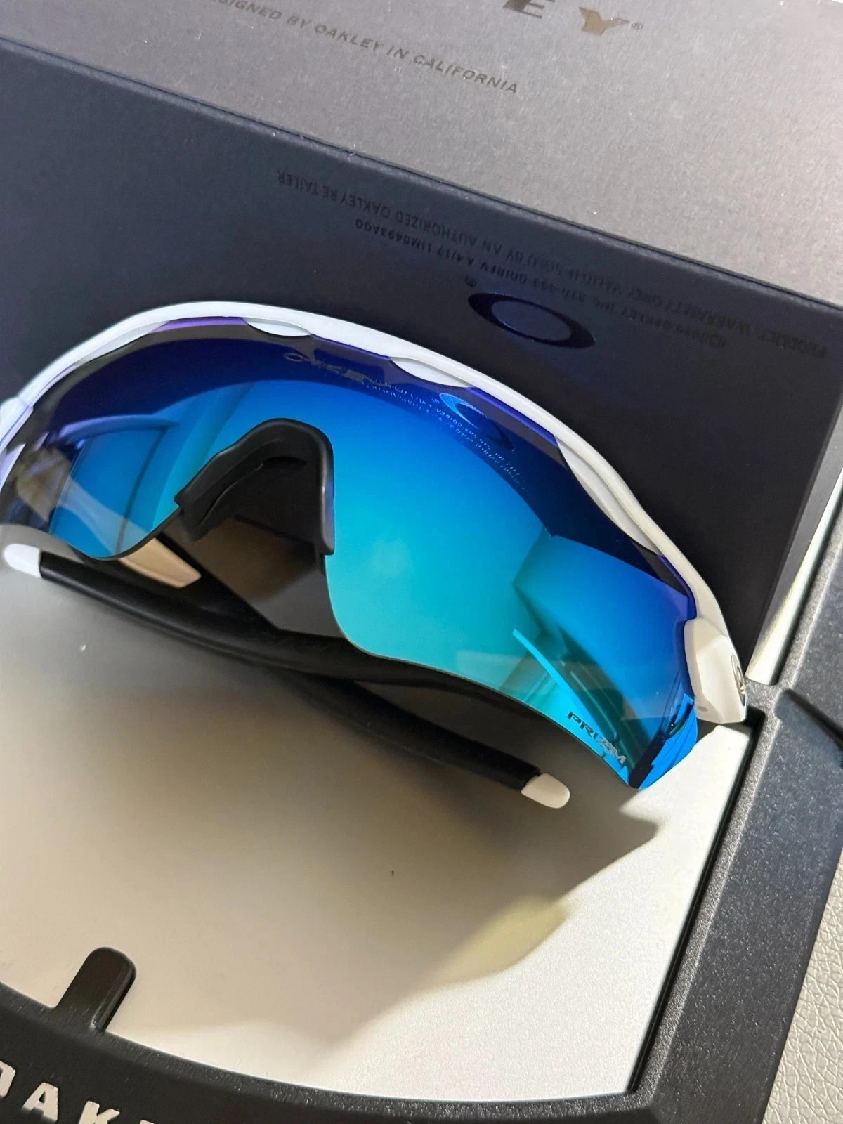 Oakley Radar EV Path OO9208 Sunglasses white Frame Black Foot Blue Polarization