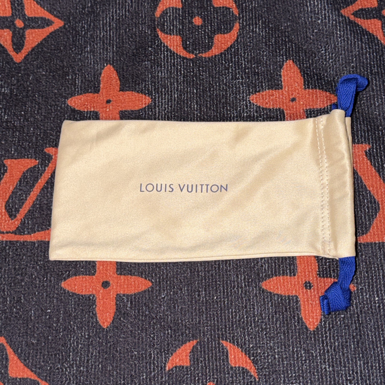 Authentic Louis Vuitton empty sunglasses dust bag .