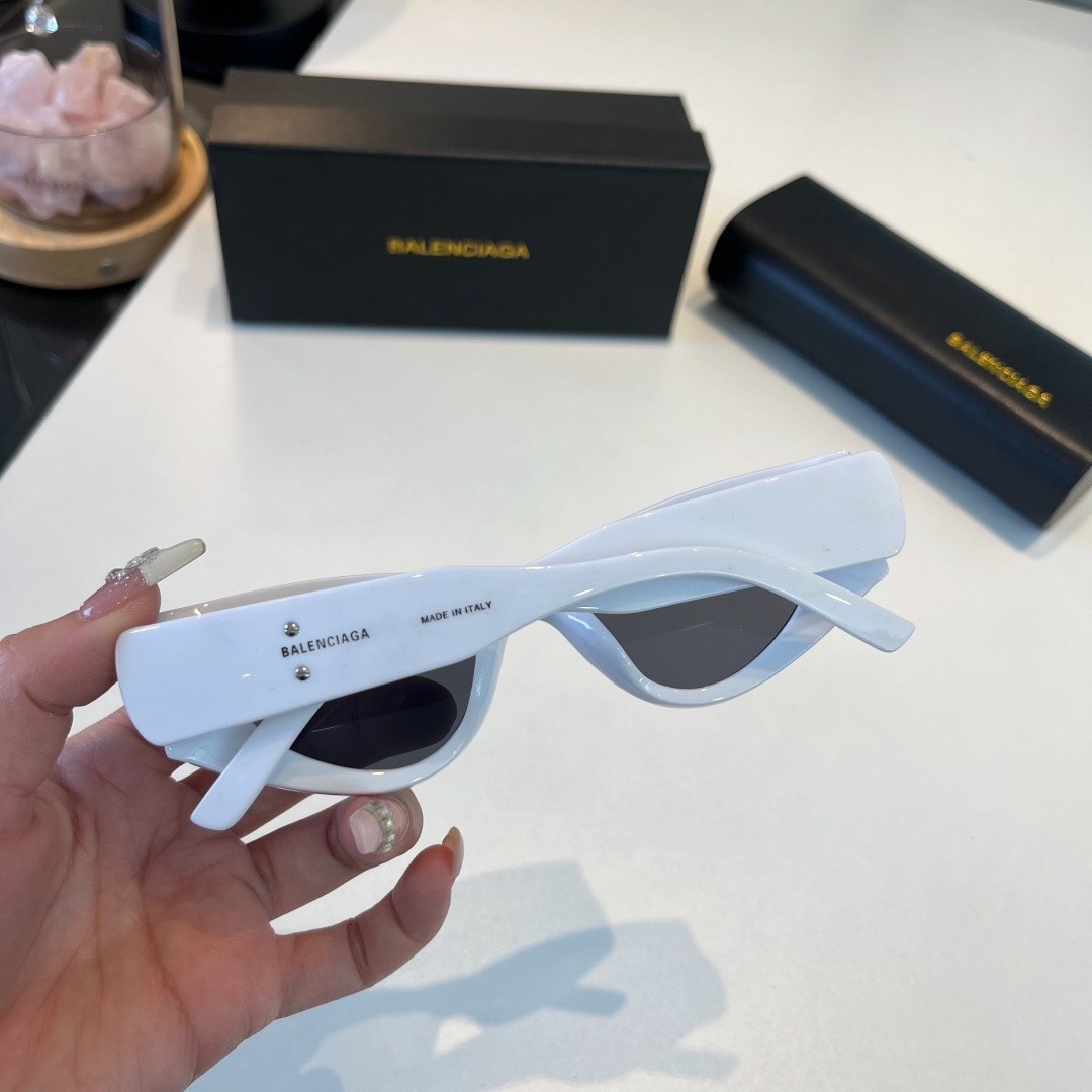 BALENCIAGA Cat Eye Sunglasses White Frame Grey Lens Model:BB2307 47□21-146