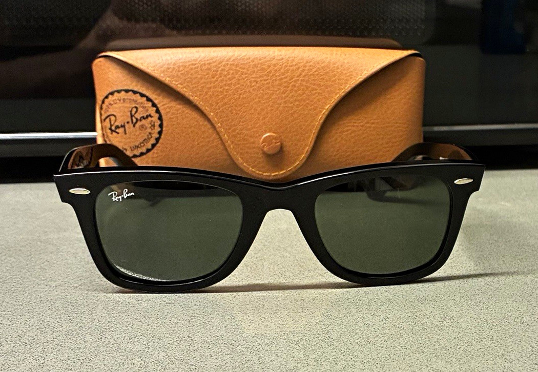 Ray-Ban Wayfarer Sunglasses Black Plastic Frame Green G-15 Glass Lenses