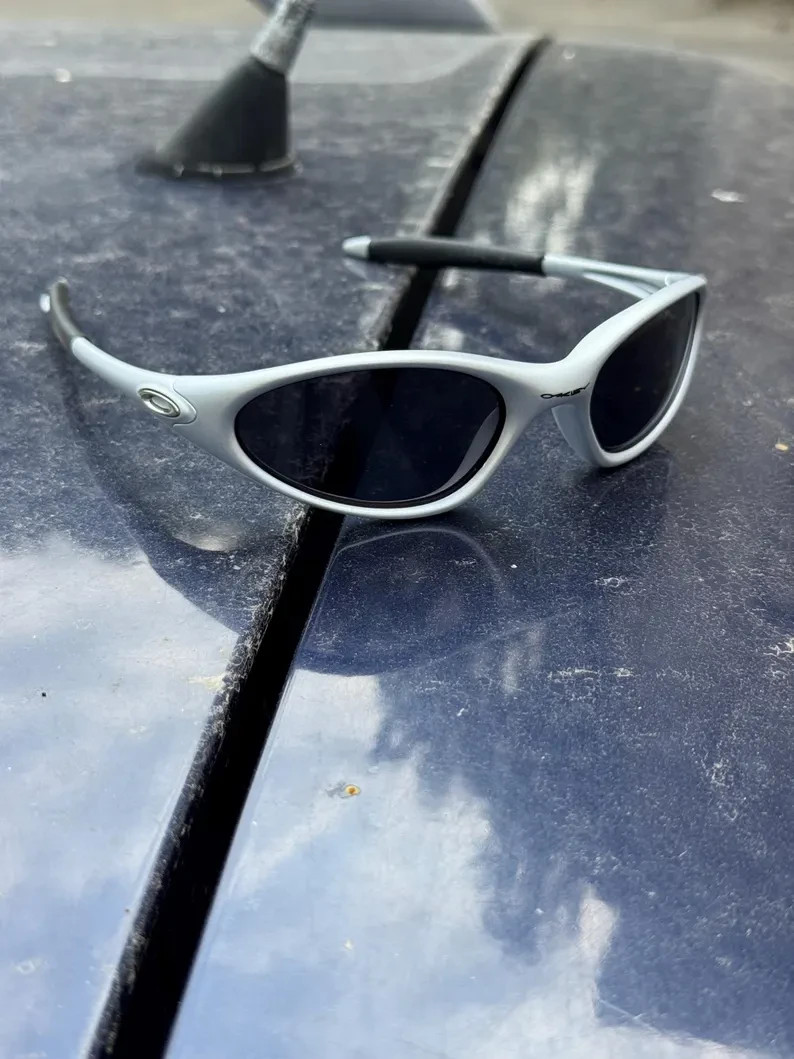 Retro Oakley Minute 1.0 Polarized Sunglasses Sliver Frame Black Lenses