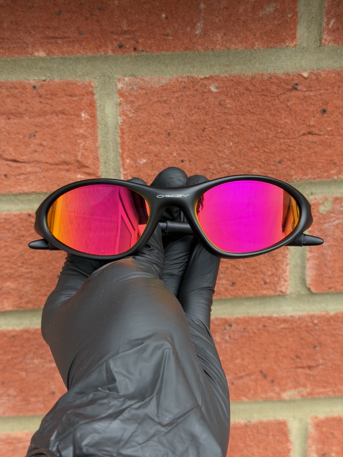 Retro Oakley Minute 1.0 Polarized Sunglasses Black Frame Red Lenses