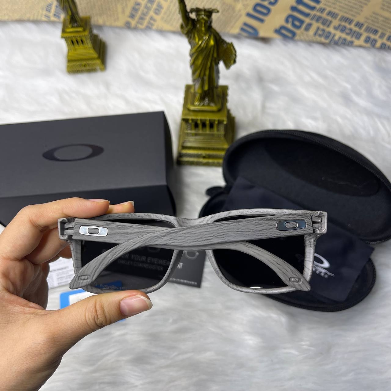 Oakley Holbrook Polarized Sunglasses Wood Grain Frame Silver Mirror Lens UV400