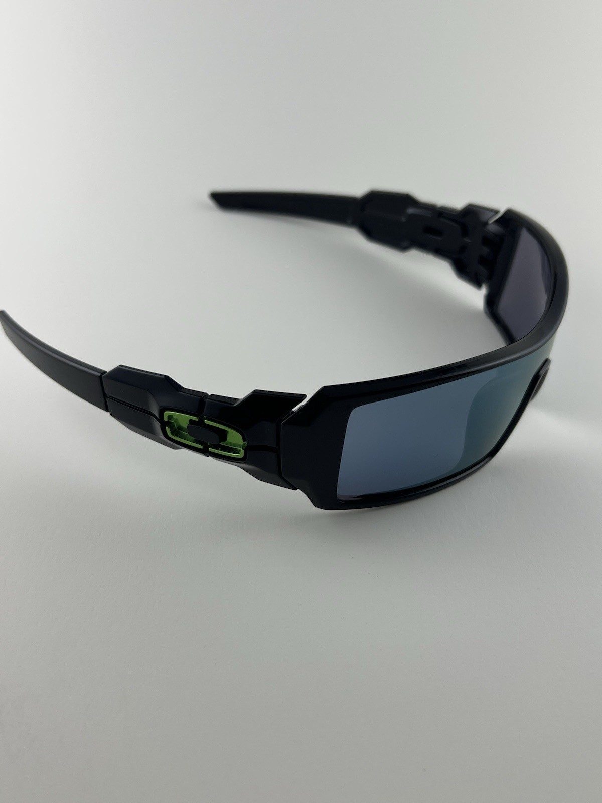 Oakley Oil Rig Polished Black Frame Emerald Iridium Lens Metallic Green Icons