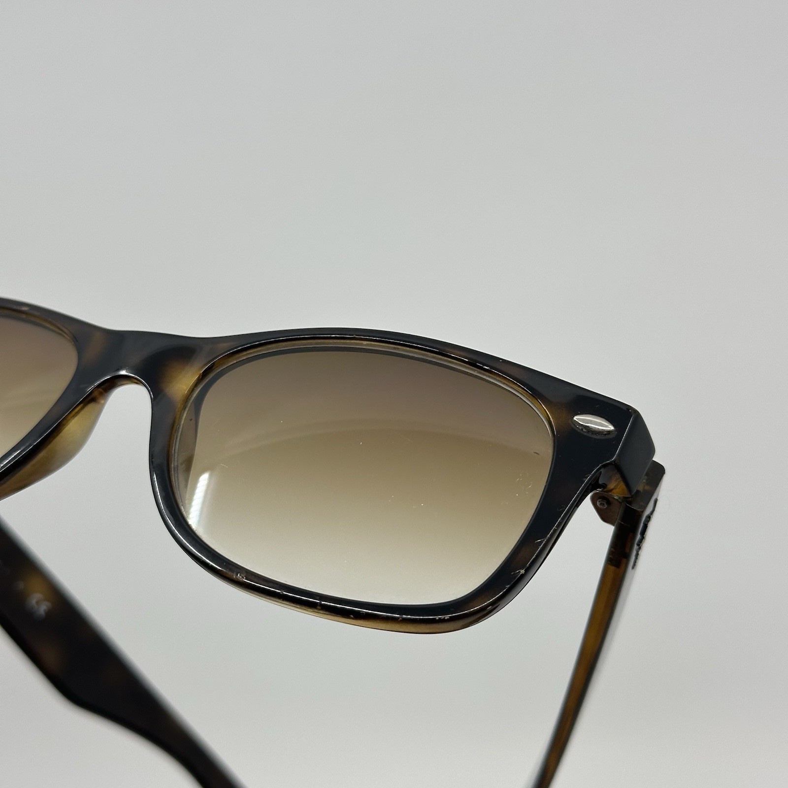 Ray-Ban RB2132 New Wayfarer 710/51 Tortoise Gradient 52mm w/ Case Good Condition
