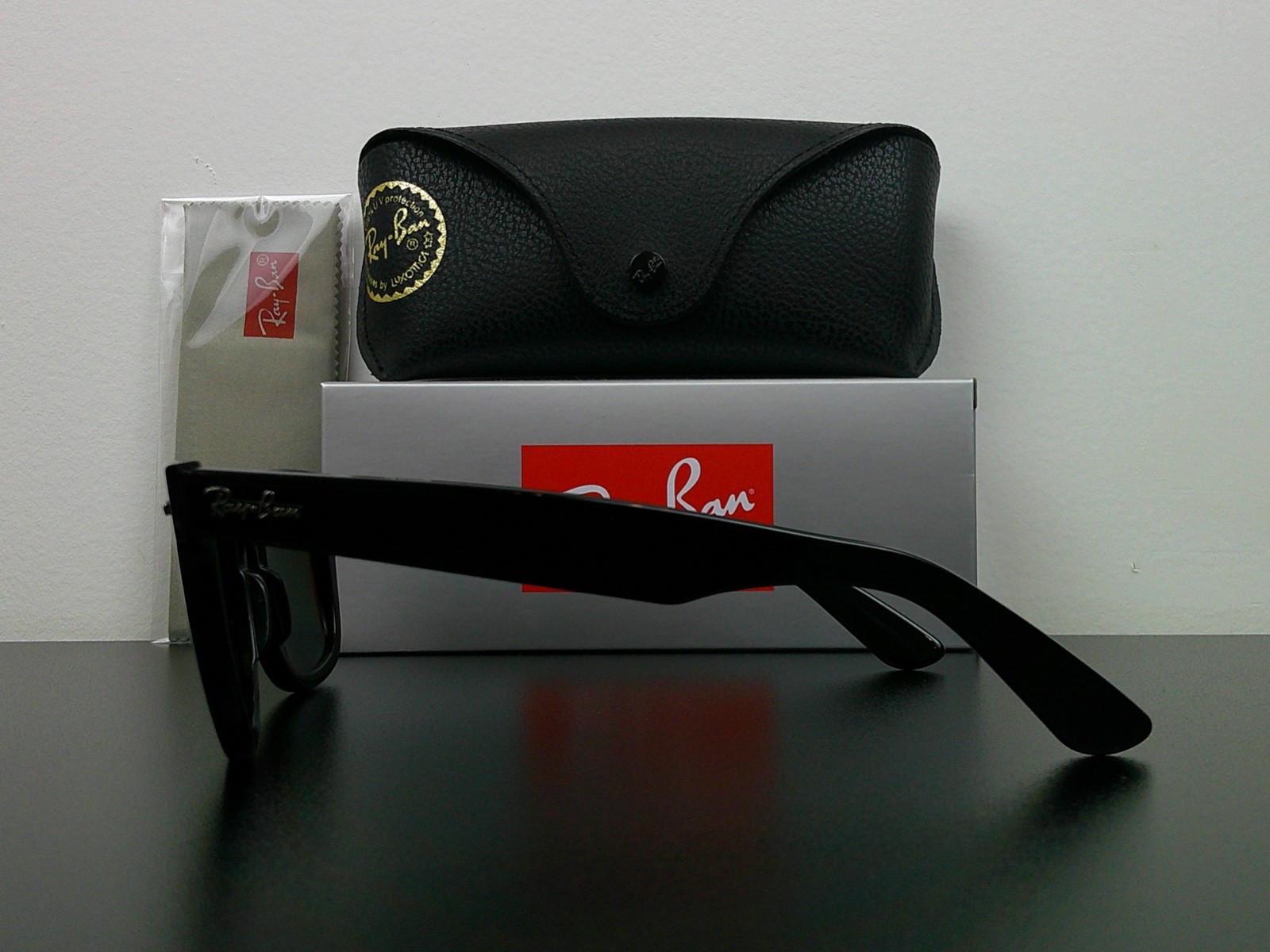 Ray-Ban RB2140 Original Wayfarer Classic Sunglasses Black G-15 50mm Never Worn