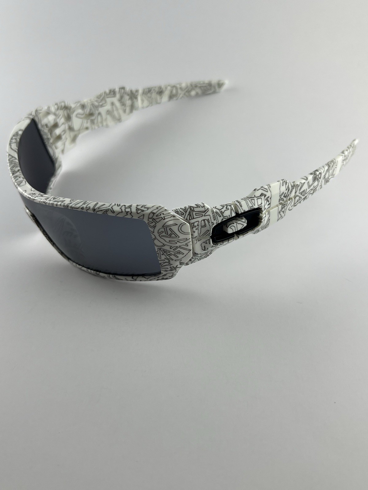 Oakley Oil Rig White/Text Print Frame Black Iridium Lens 03-461 Black Icons RARE