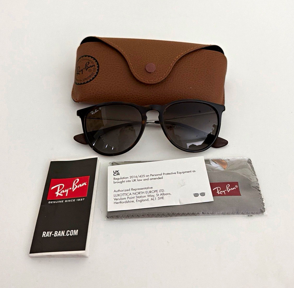 Ray-Ban Men’s Round Sunglasses Black Plastic Frame Gray Gradient Lenses Case
