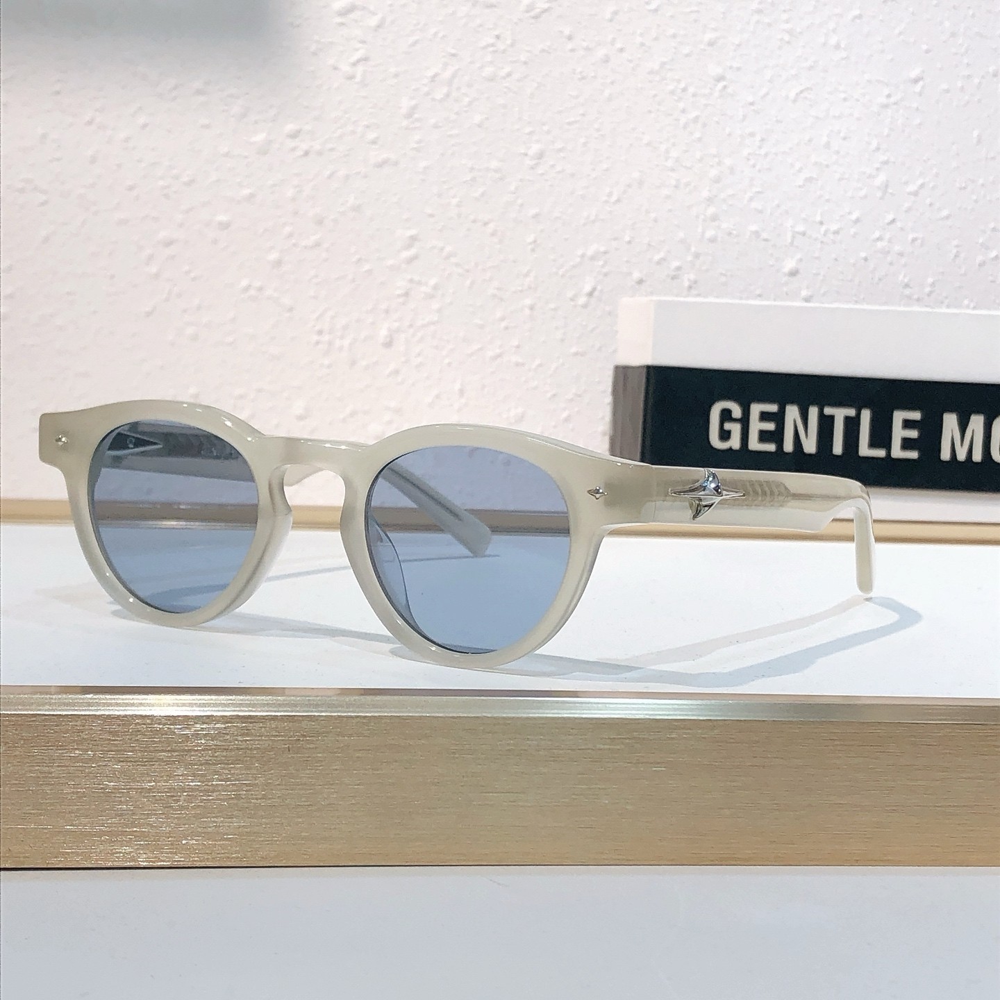 Gentle Monster VON Round Sunglasses Ivory Frame Blue Lenses Size 46-24-147