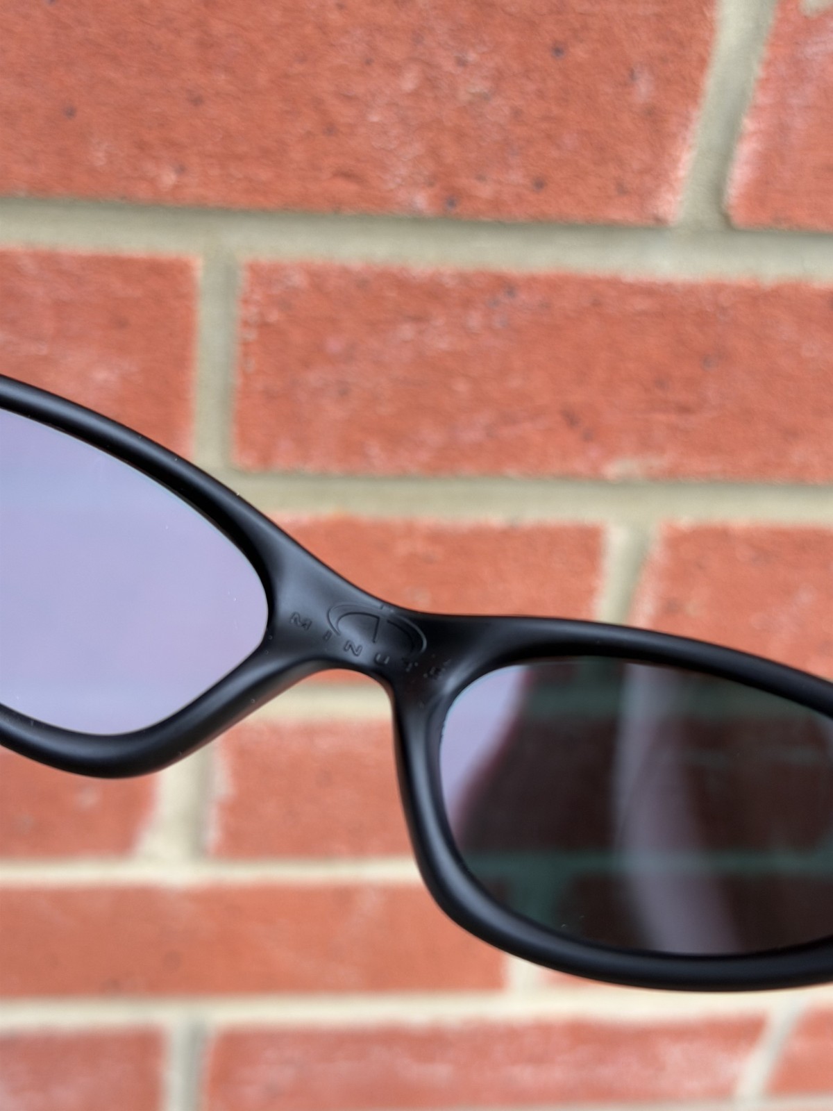 Retro Oakley Minute 1.0 Polarized Sunglasses Black Frame Red Lenses