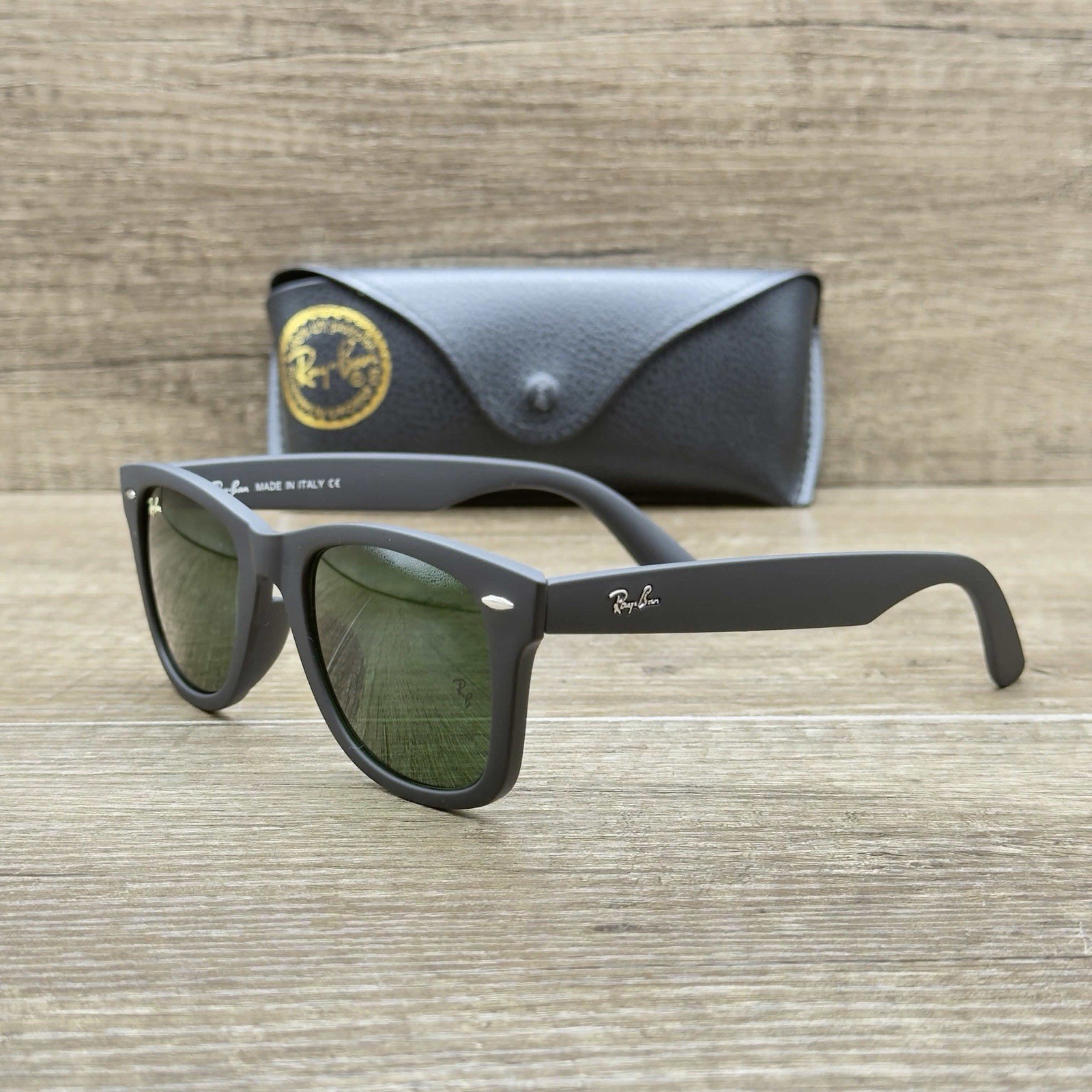 Ray-Ban Wayfarer Sunglasses Black Plastic Frame Green G-15 Glass Lenses