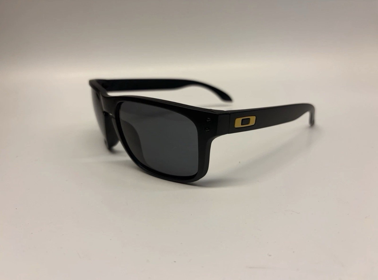 Oakley Holbrook Oo9102 Men’s Square Sunglasses – Black/Gray