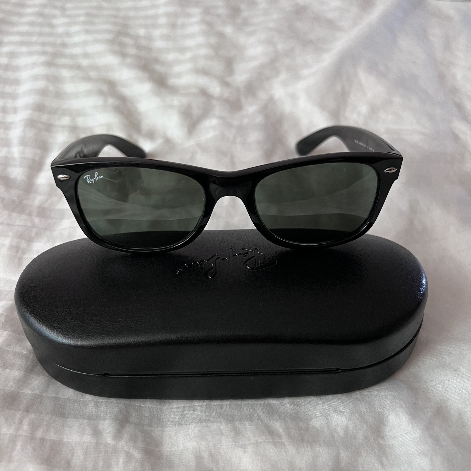 Ray-Ban RB2132 Men’s New Wayfarer Sunglasses (Case Included) [Pre-Owned – Good]