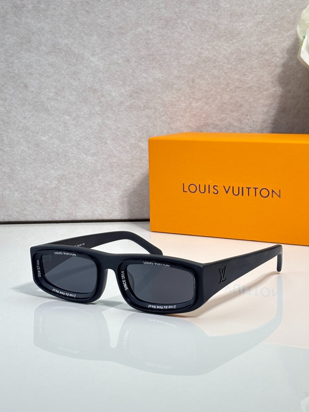 Louis Vuitton LV Luxury Sunglasses MODEL:Z2388E SIZE：54-22-145