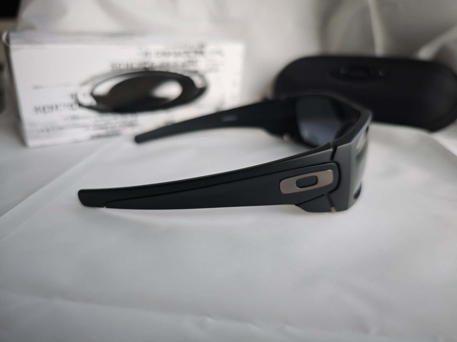 Oakley Fuel Cell Polarized OO9096-05 Black Frame Gray Lens