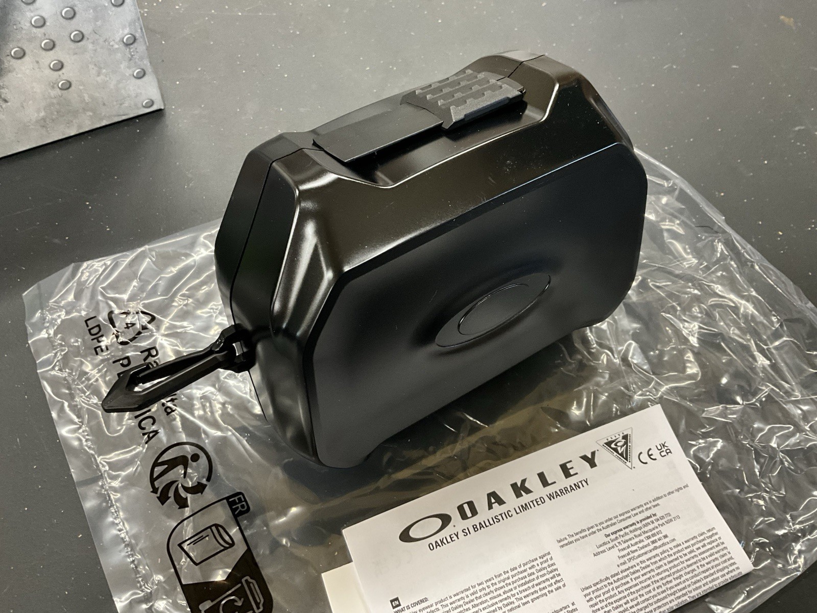 Oakley Standard Issue Ballistic M Frame 2.0 Strike Sunglasses OO9046 W/ Case