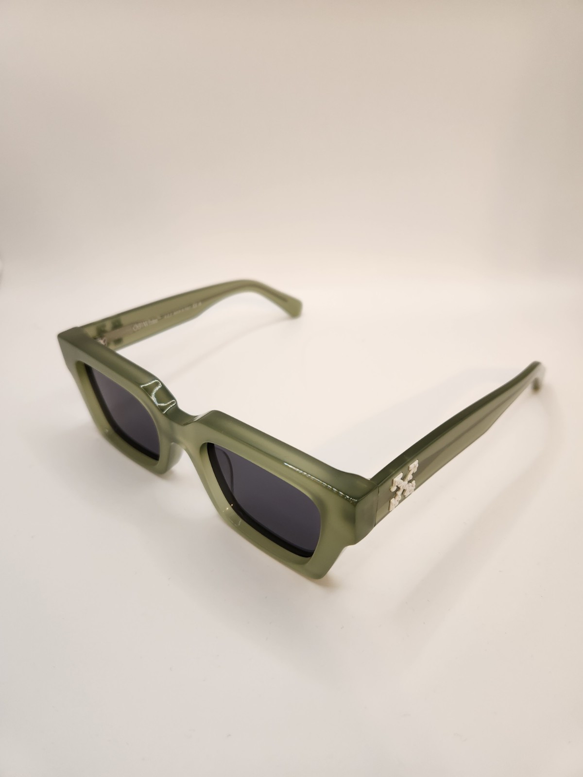 Off White Olive Sunglasses Nice NWOT