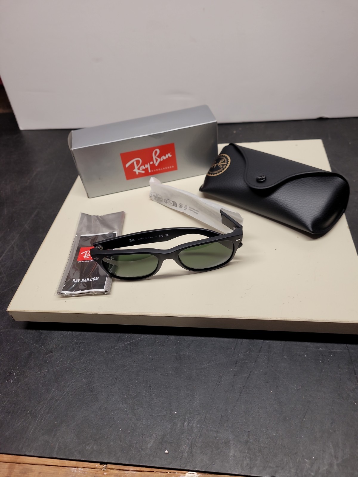 Ray-Ban Wayfarer Black Rubber G-15 Green Sunglasses ORB2132 New in Box