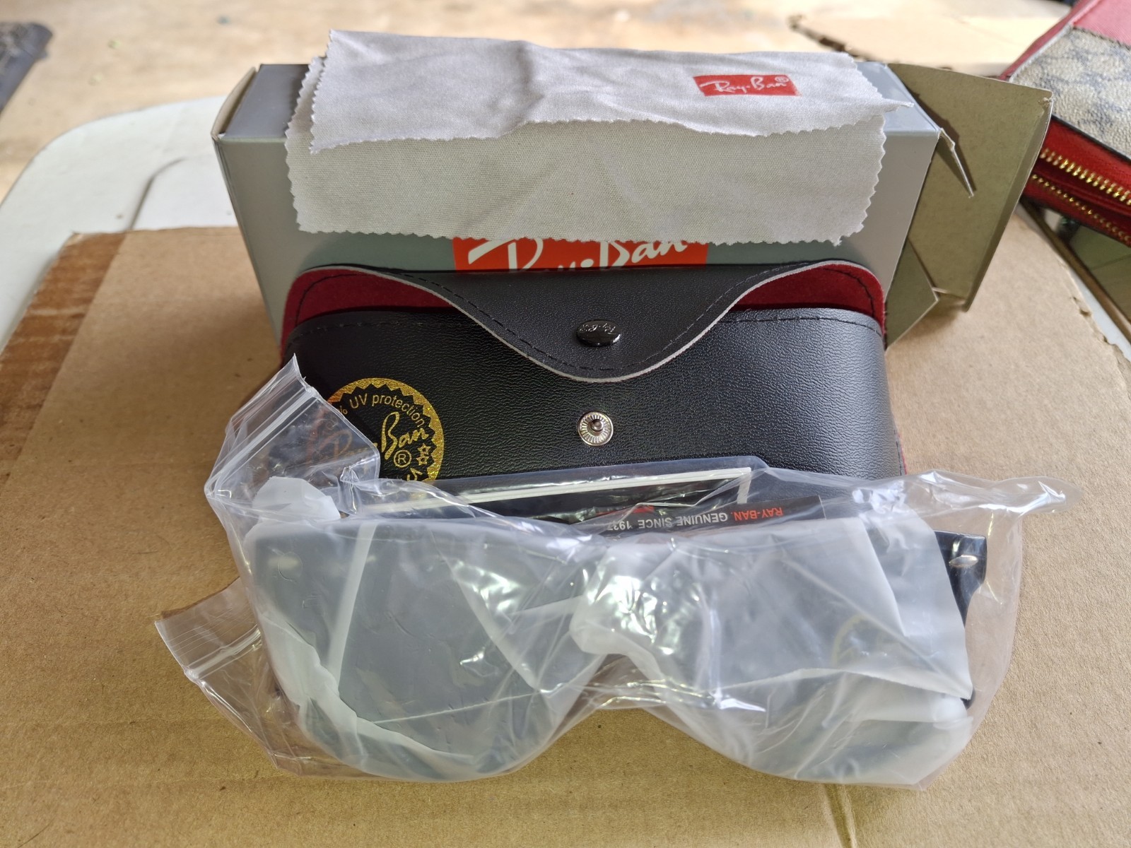 Ray Ban Wayfarer Sunglasses and Case Set