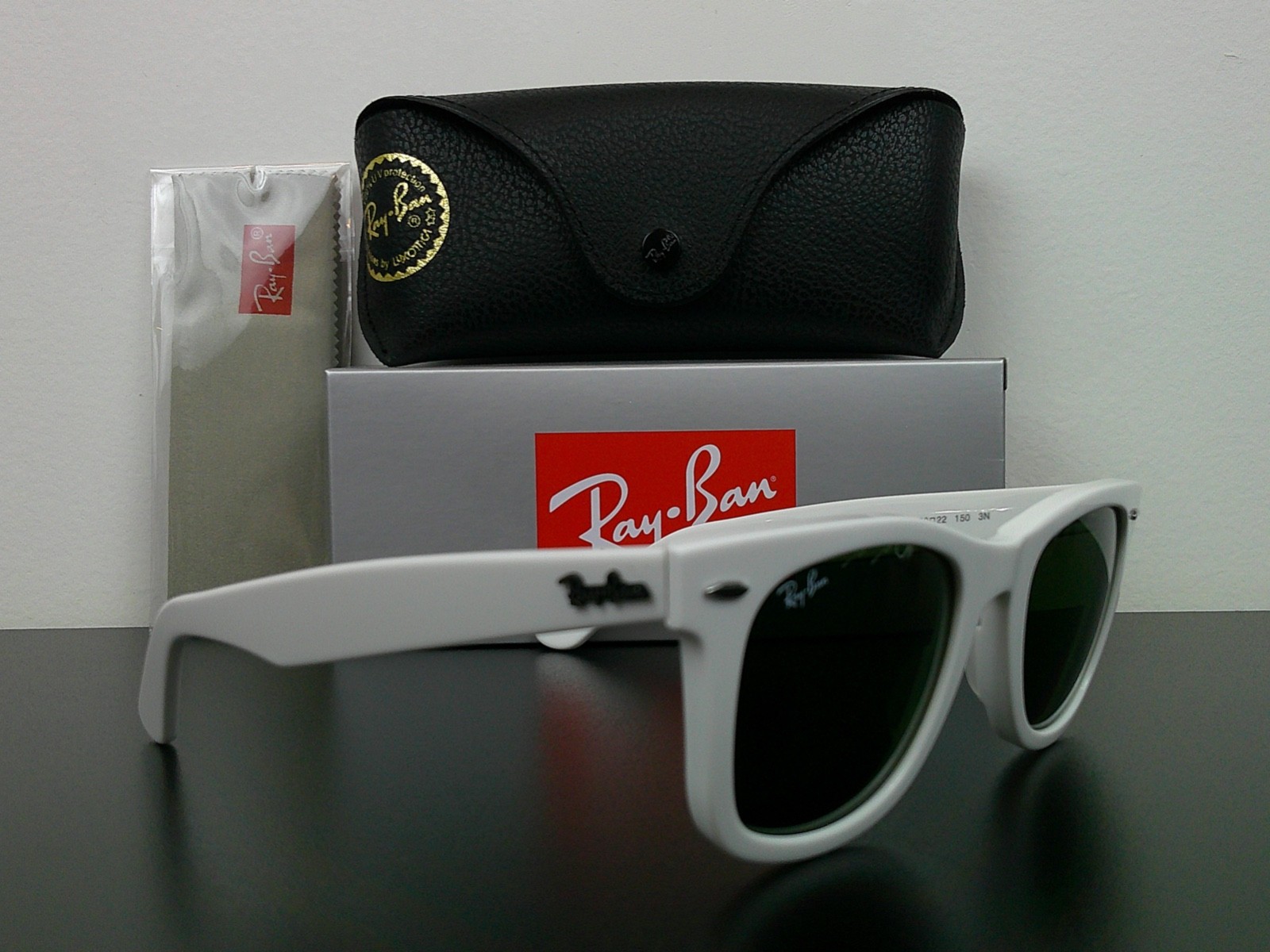 Ray-Ban RB2140 Original Wayfarer Classic Sunglasses White G-15 50mm Never Worn