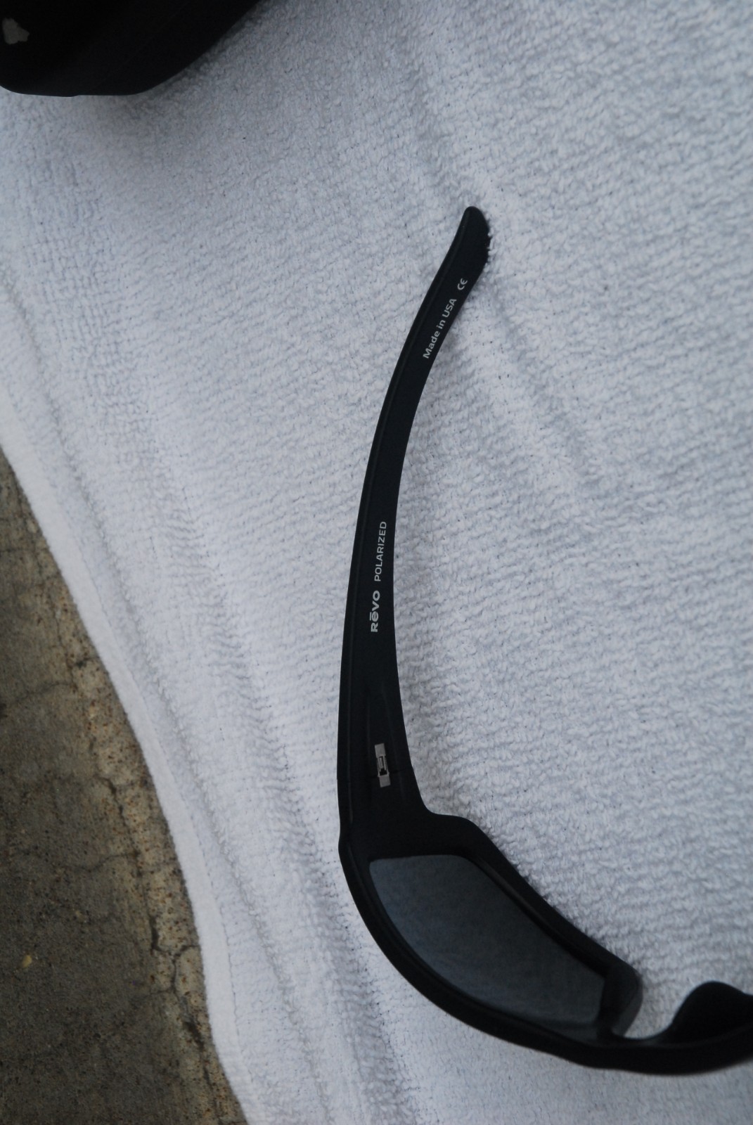 REVO RE 4057 01 BL 63-16 BEARING BLACK MIRROR POLARIZED SPORT WRAP SUNGLASSES