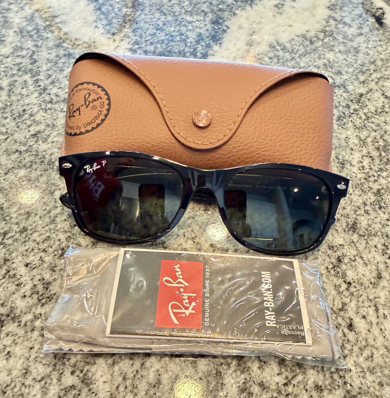 Ray-Ban New Wayfarer Black Polarized Lens 901/58 Sunglasses RB2132 55-18