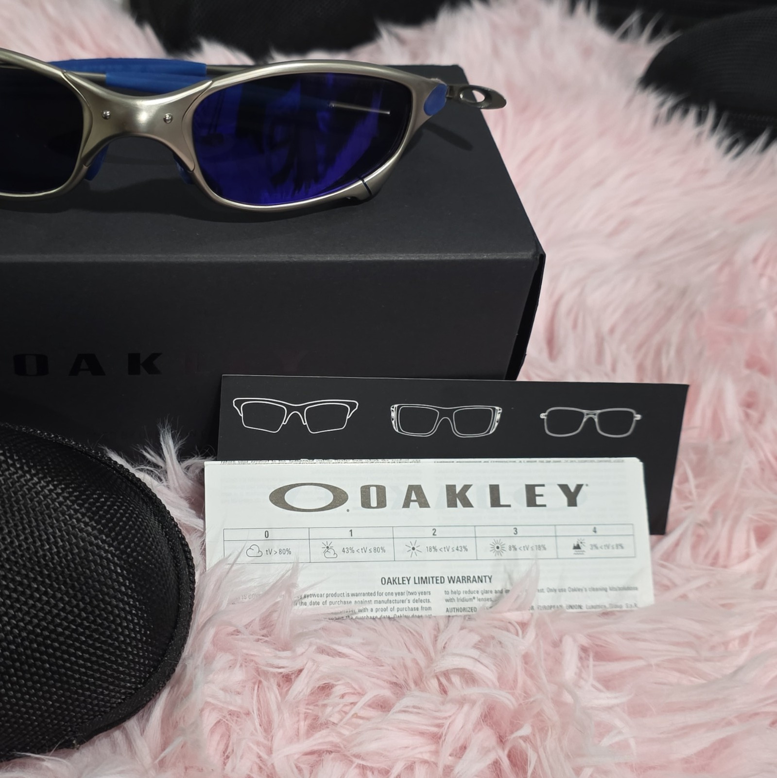 Oakley Men’s Wrap Sunglasses Silver Metal Frame Blue Mirrored Lenses w/ Case