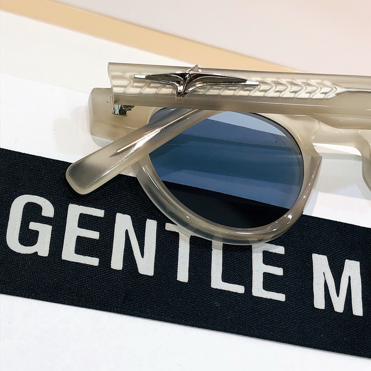 Gentle Monster VON Round Sunglasses Ivory Frame Blue Lenses Size 46-24-147