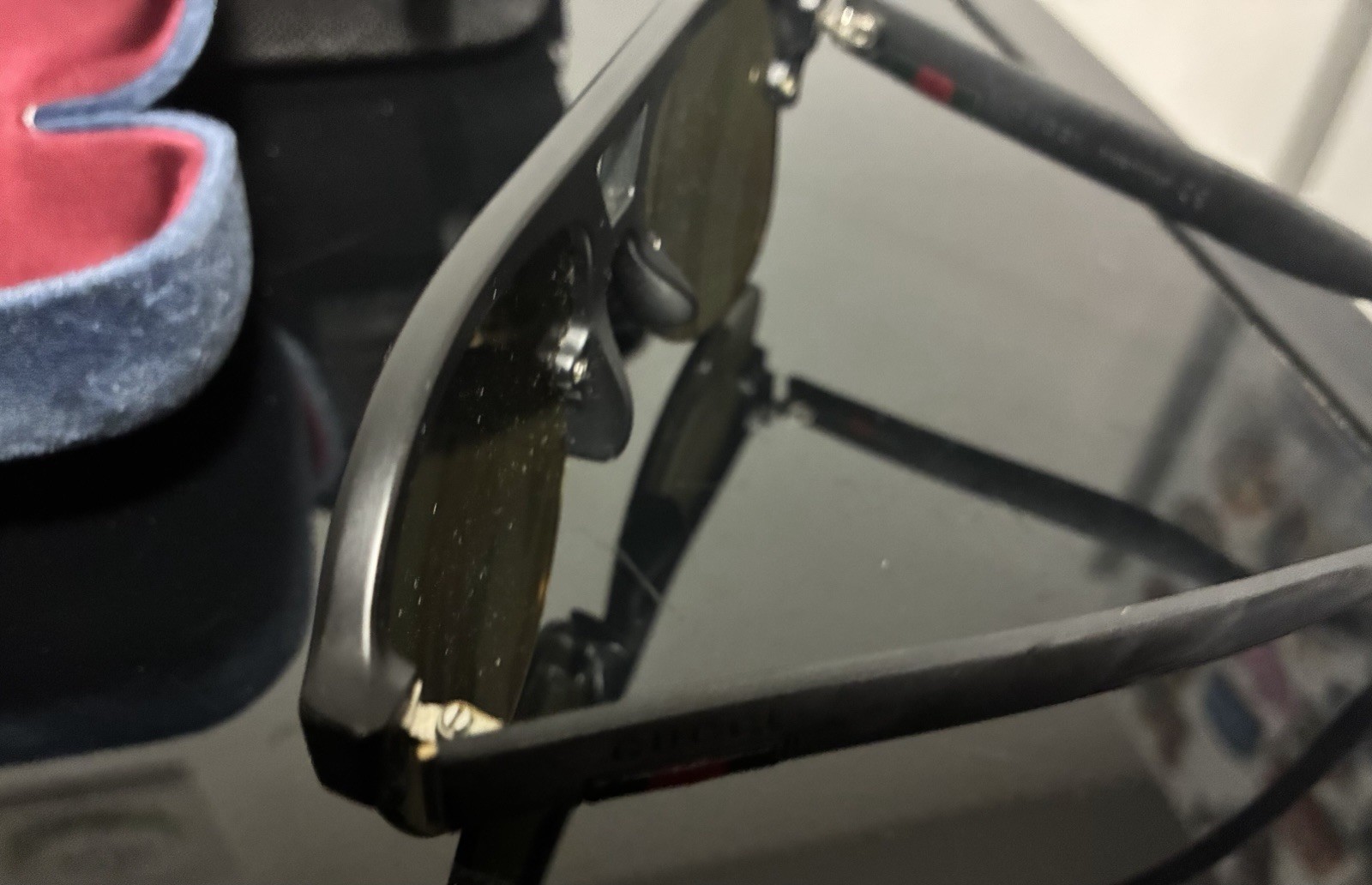 Gucci Men’s Aviator Sunglasses Black Plastic Frame Gray Tinted Lenses Case