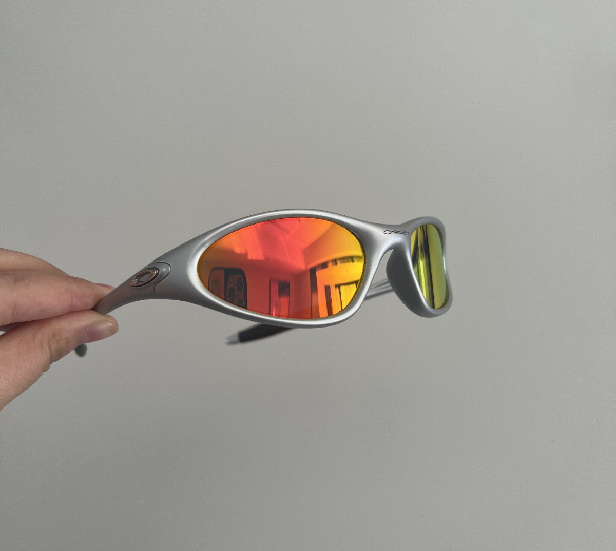 Vintage Oakley Minute Gen1 Lightweight Sunglasses Silver Frames Red Lenses Y2K