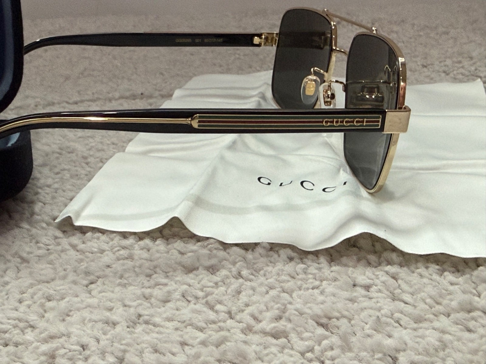 Gucci GG0529S 001 Sunglasses Never Worn Gold Metal Pilot Frame Square Glasses