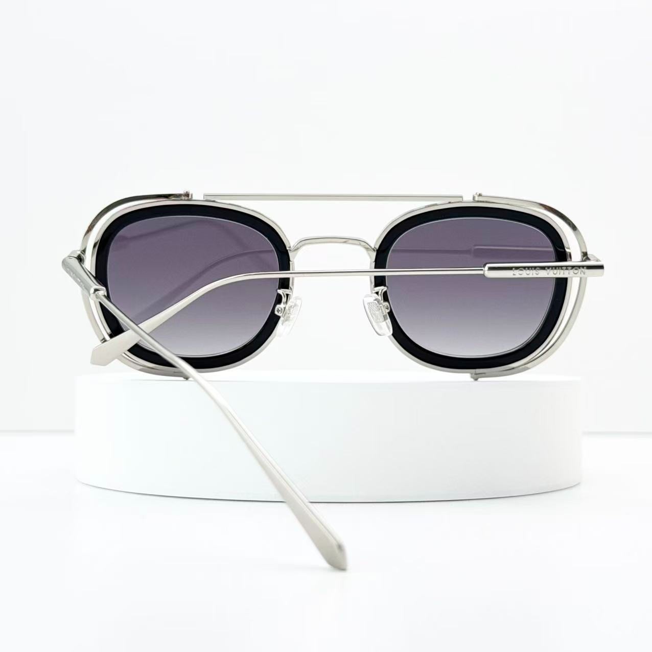 Louis Vuitton Z2213U Pilot Sunglasses Silver Frame Gray Lens Titanium
