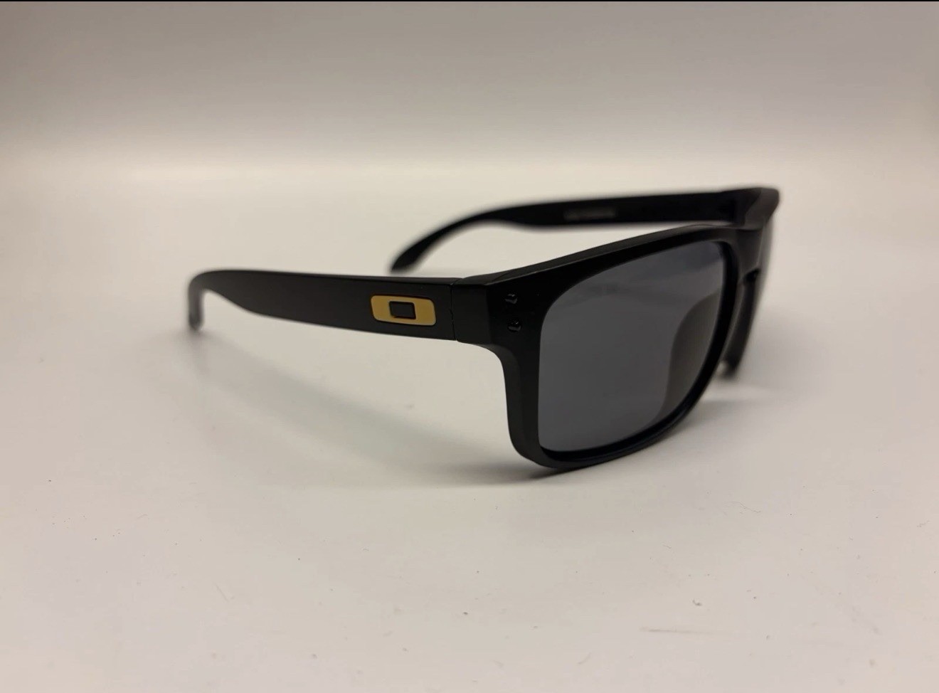 Oakley Holbrook Oo9102 Men’s Square Sunglasses – Black/Gray