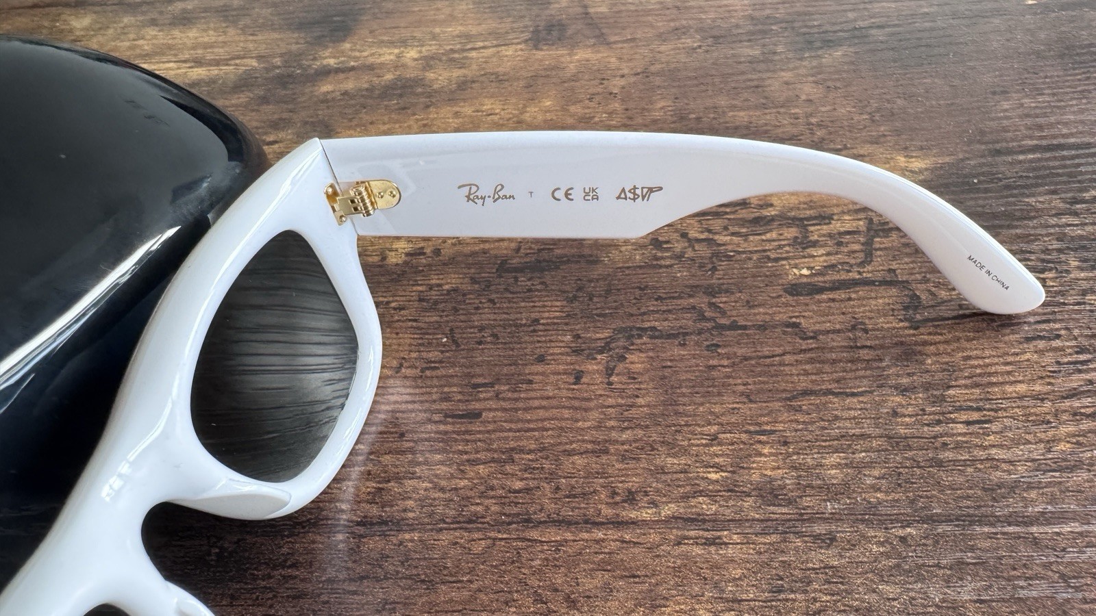 Ray-Ban Wayfarer Puffer | White Fram | Black Lenses – New in Box