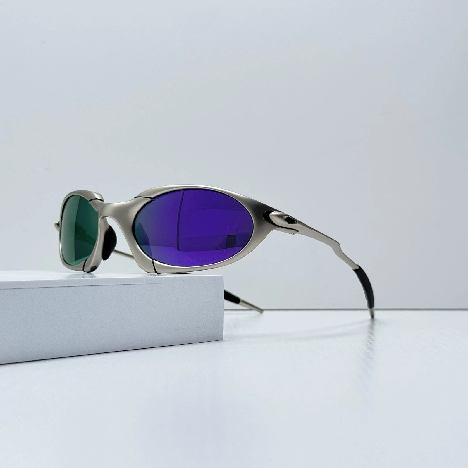 Oakley Romeo X-Metal Sunglasses Silver Frame Purple Green Gradient LensIN BOX