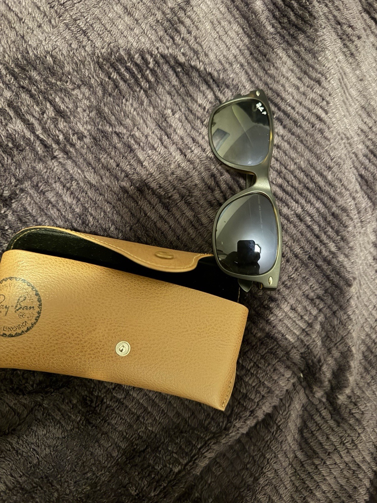 Ray-Ban Wayfarer Men’s Sunglasses Black Plastic Frame Green Tinted Glass Case