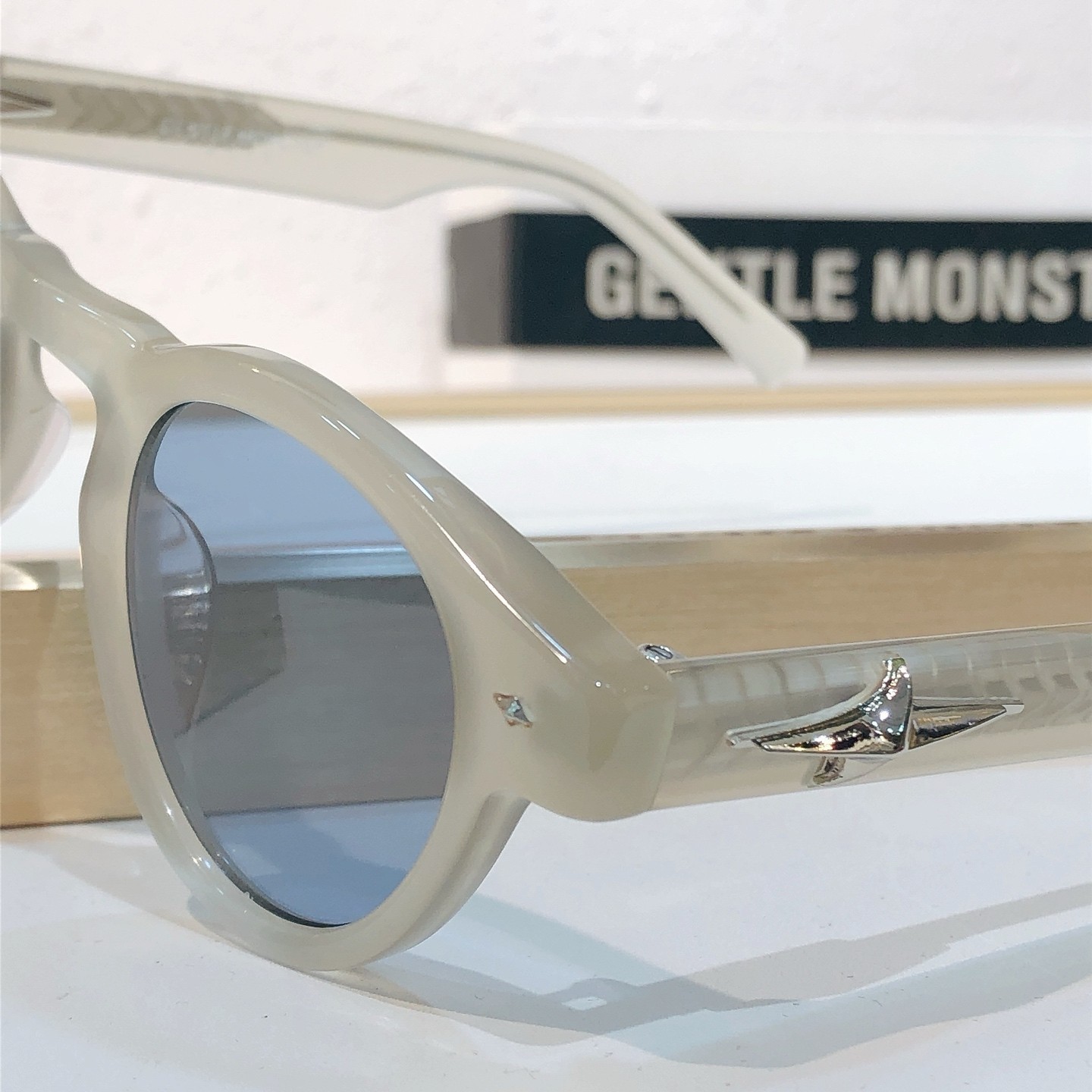 Gentle Monster VON Round Sunglasses Ivory Frame Blue Lenses Size 46-24-147
