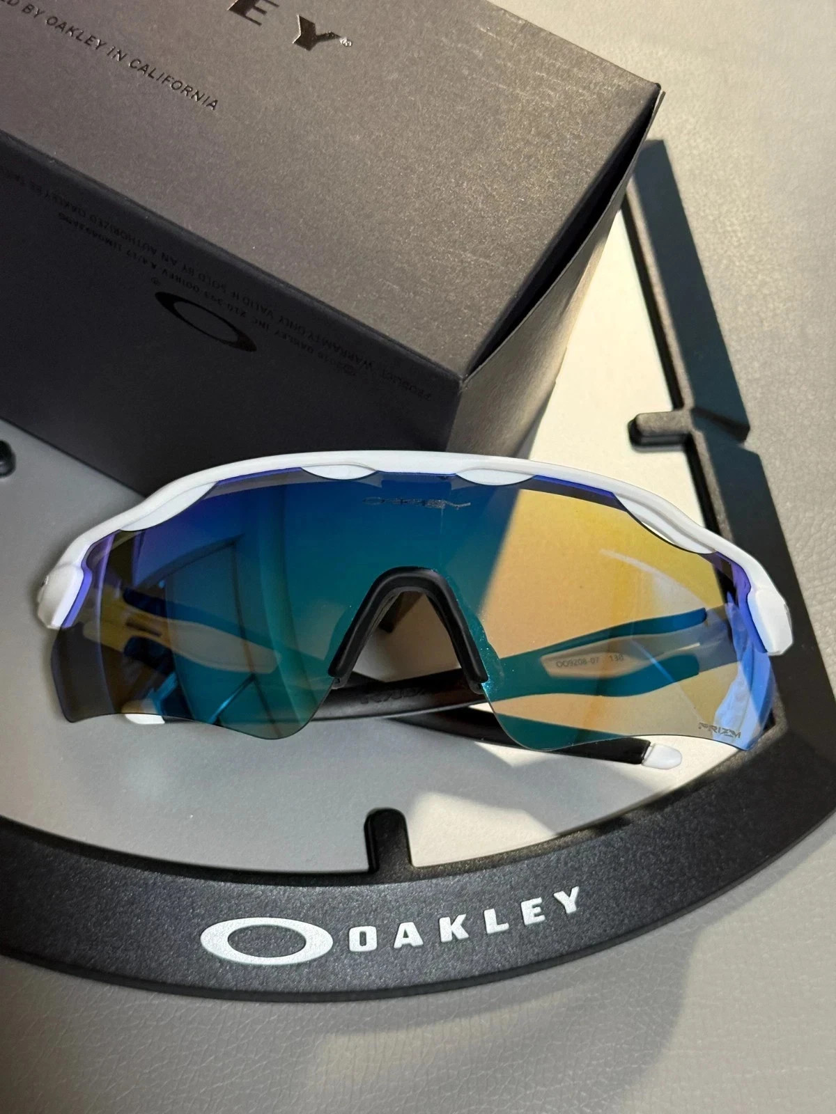 Oakley Radar EV Path OO9208 Sunglasses white Frame Black Foot Blue Polarization